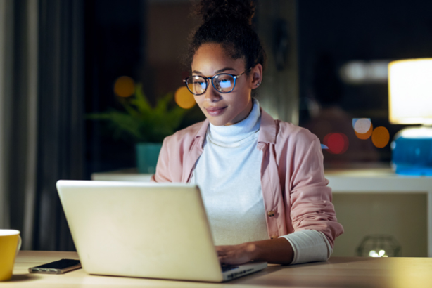 Mulher no computador declarando o imposto de renda